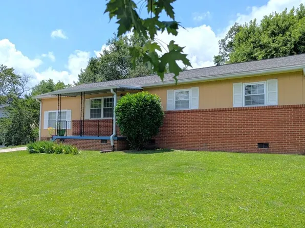 915 E Inskip Dr, Knoxville, TN 37912