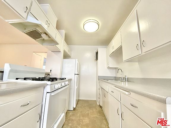 2nd image of 630 N Manhattan Pl #3