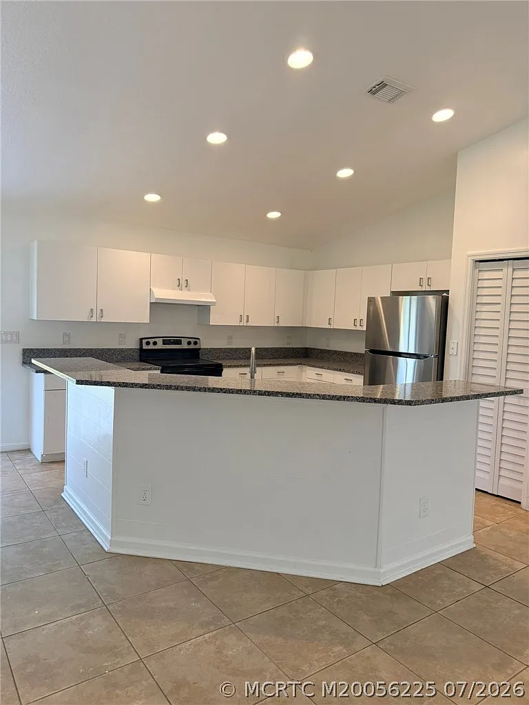 3 bed, 2.0 bath, 1410 sqft, $2,300 — Photo 3