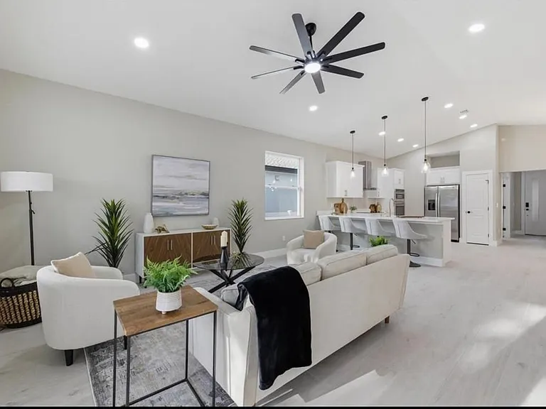 1020 W Rambla St — Photo 4