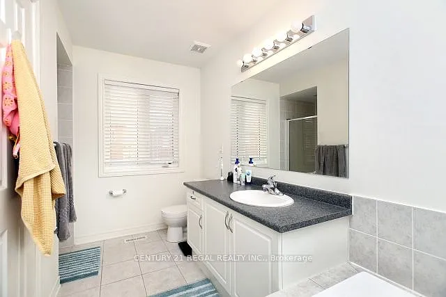16 Thatcher Cres — Photo 5