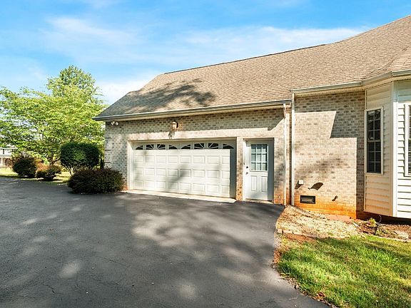 4th image of 1354 Lakepointe Dr