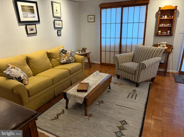 15 Academy Ct, Pennington, NJ 08534