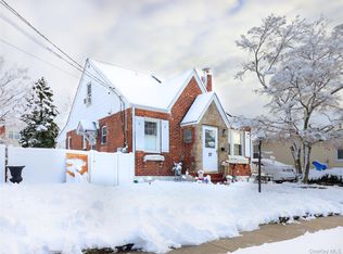 17 Laurel Pl, Valley Stream, NY 11580