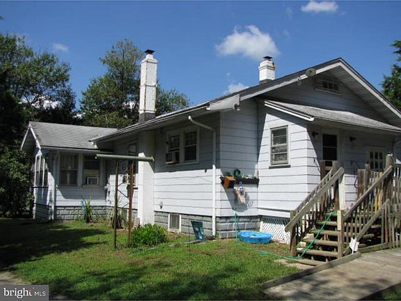 3rd image of 1589 N East Ave