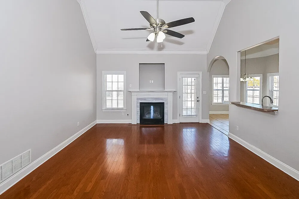 4 bed, 2.0 bath, 2364 sqft, $4,020 — Photo 4
