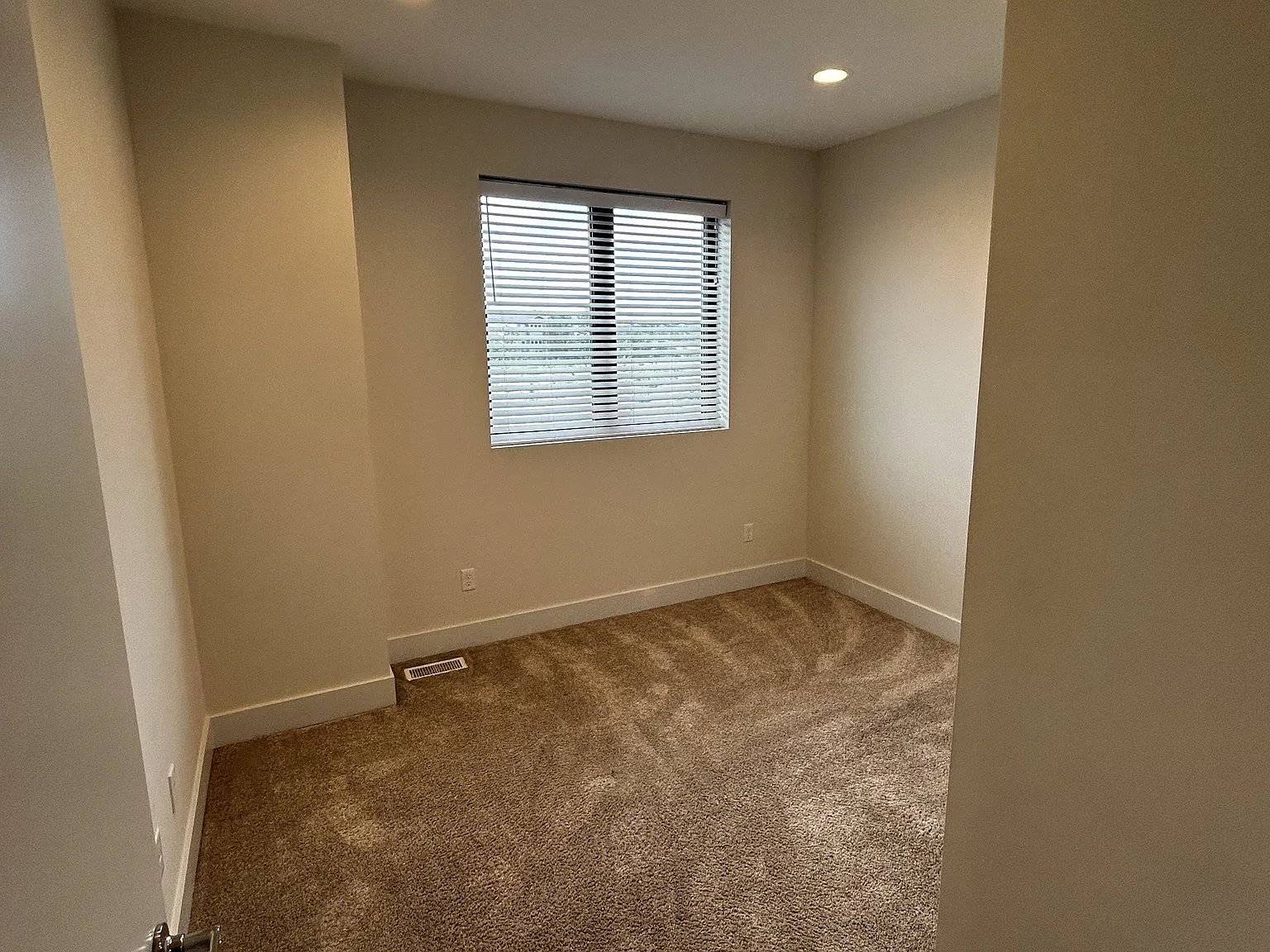 3 bed, 2.5 bath, 1734 sqft, $2,450 — Photo 3