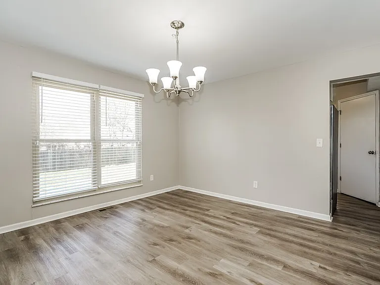 1127 Crestview St — Photo 6
