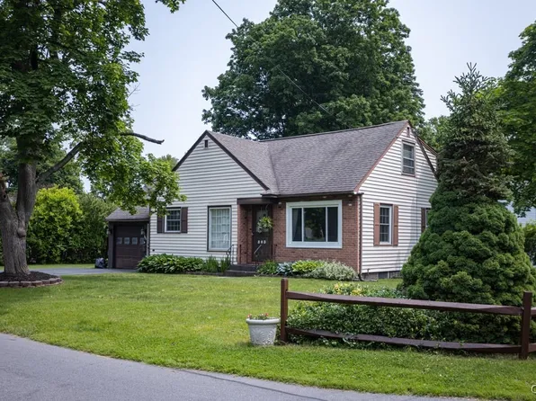 303 Forest Dr, North Syracuse, NY 13212