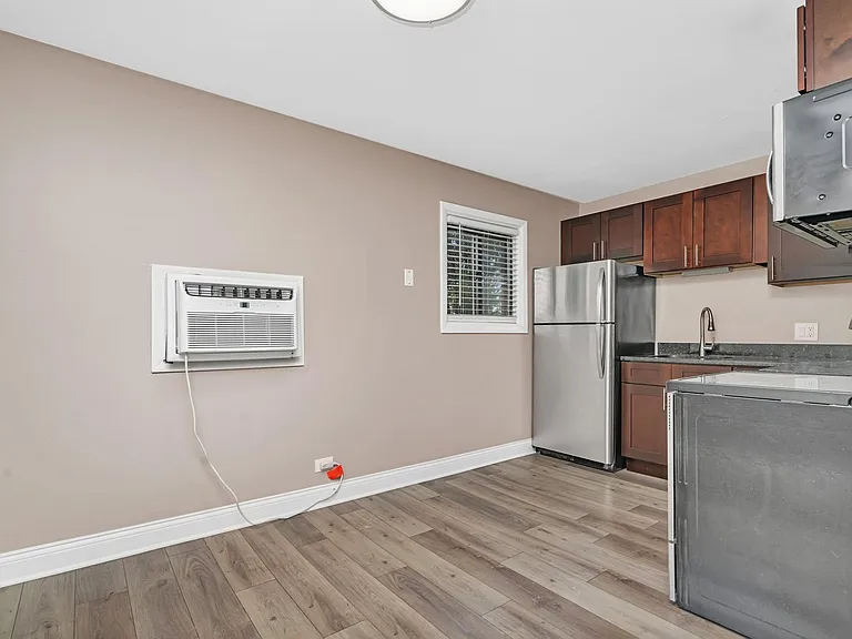 Lakeside Village Apartments — Photo 12