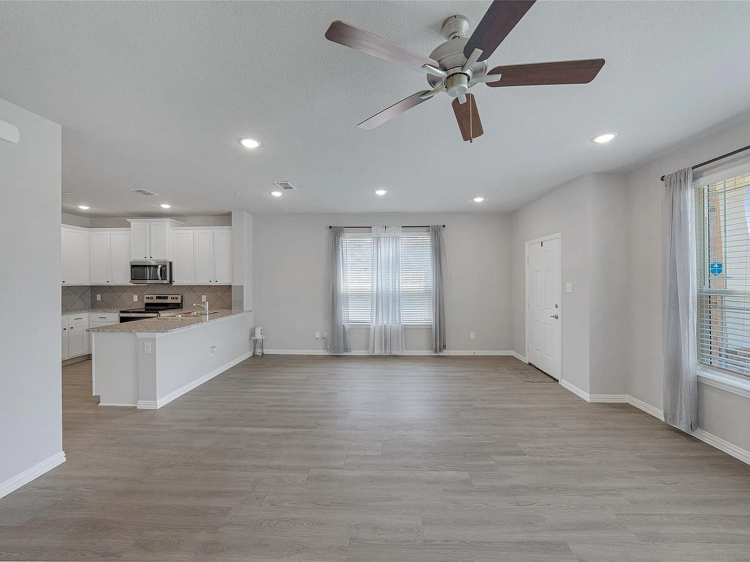 3 bed, 2.5 bath, 1736 sqft, $2,400 — Photo 4