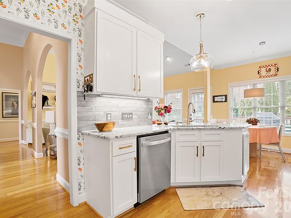 4th image of 811 4th St NE