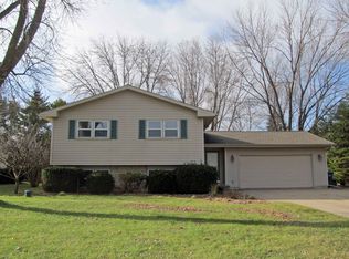 1585 Lake Breeze Rd, Oshkosh, WI 54904