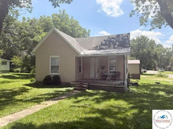 709 S Windsor St, Windsor, MO 65360