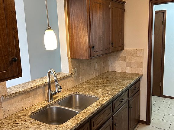 Kitchen, granite & tile