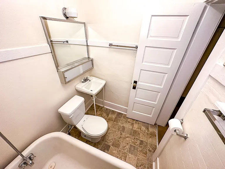 Regis Apartments — Photo 12