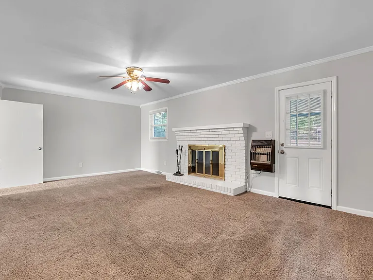 4 Dickens Ln — Photo 4