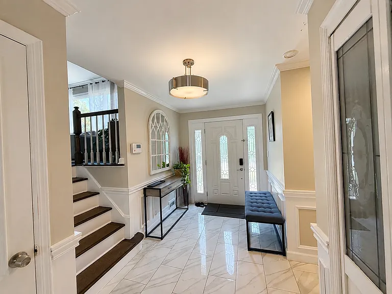 1087 Pleasant Valley Way — Photo 3