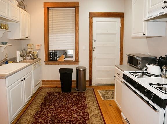4th image of 2647 N Sacramento Ave #5