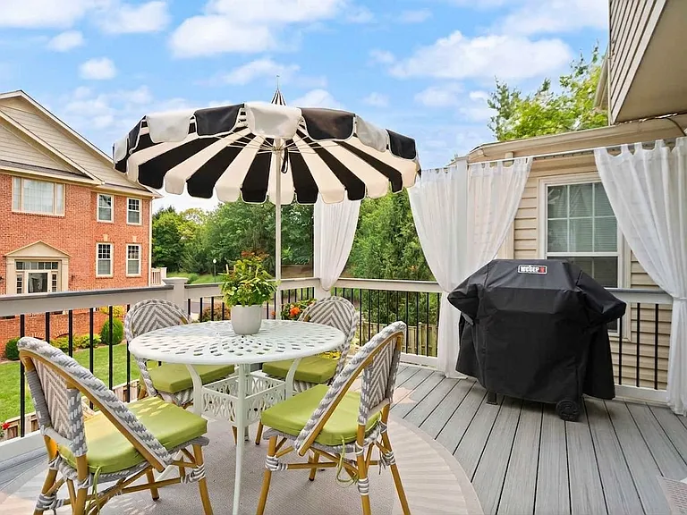 Deck - Grills allowed