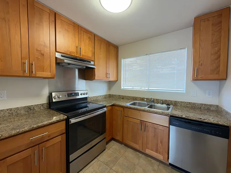 900 Alvarez Ave — Photo 7