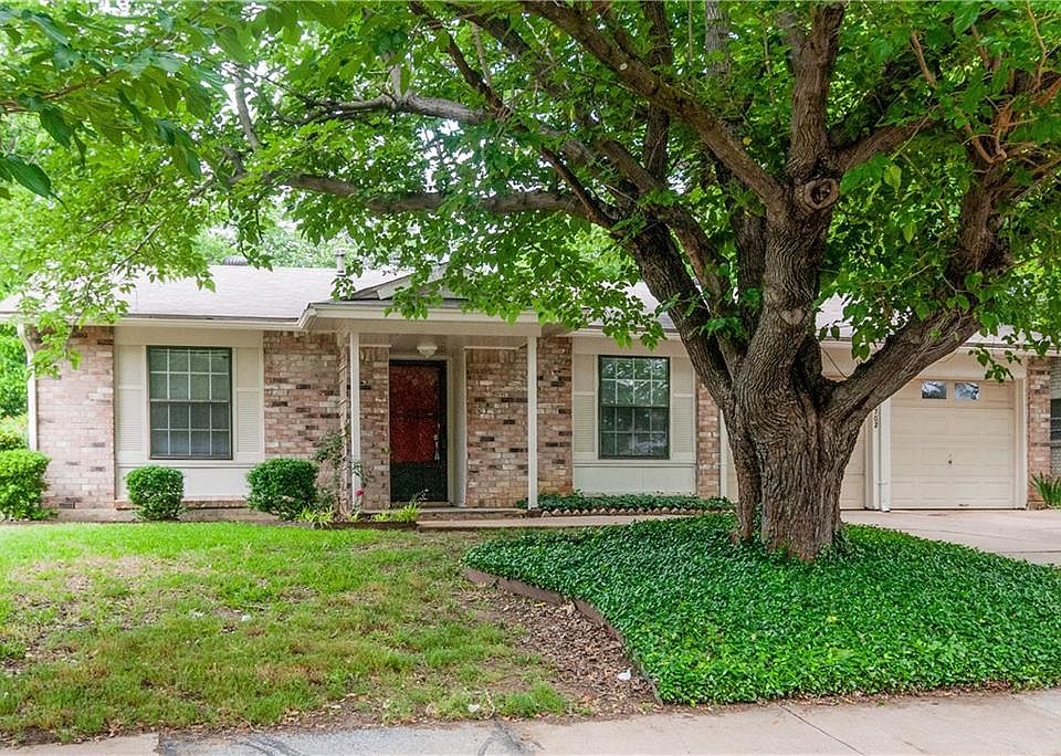 1st image of 2702 Ozark Dr