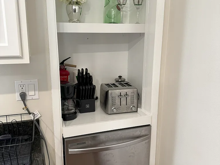 319 N Clementine St — Photo 16