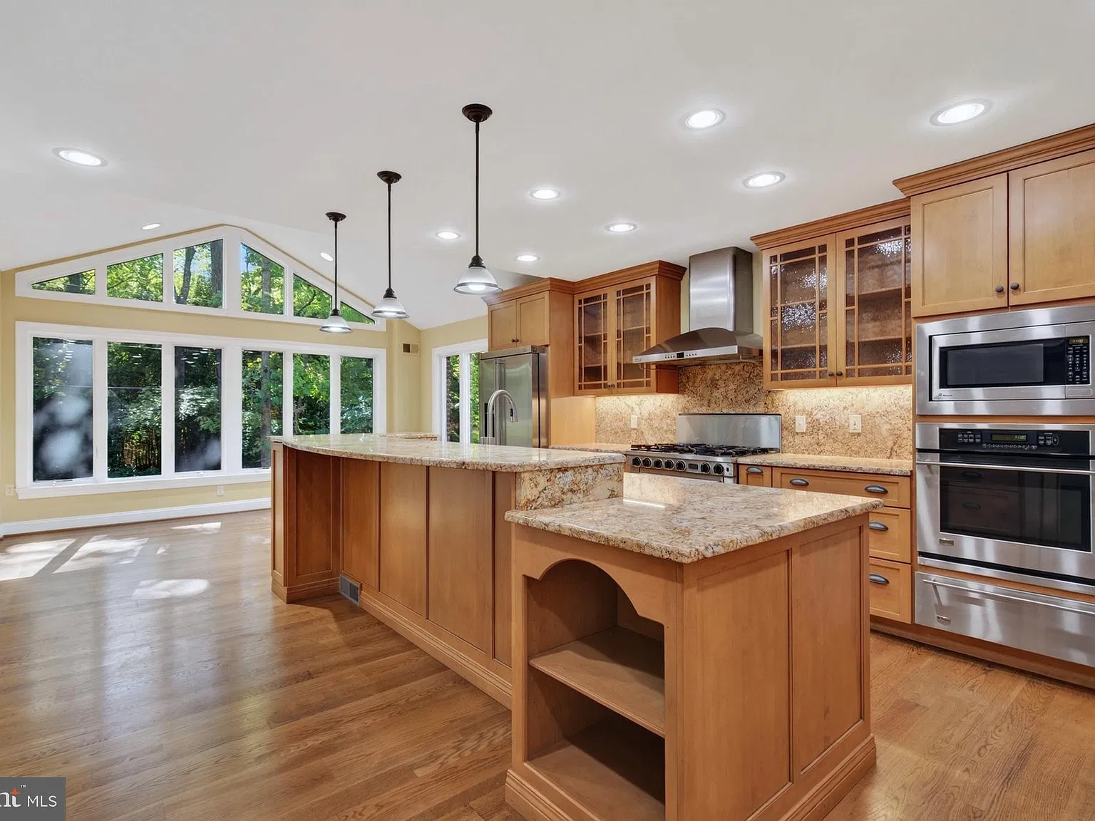 5 bed, 3.5 bath, 2715 sqft, $5,600 — Photo 2