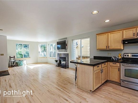 3rd image of 1655 Bayview Dr W