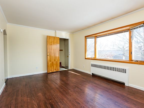 5th image of 42 Woodbine Dr E