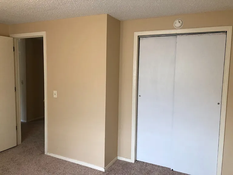 902 Evergreen St — Photo 8