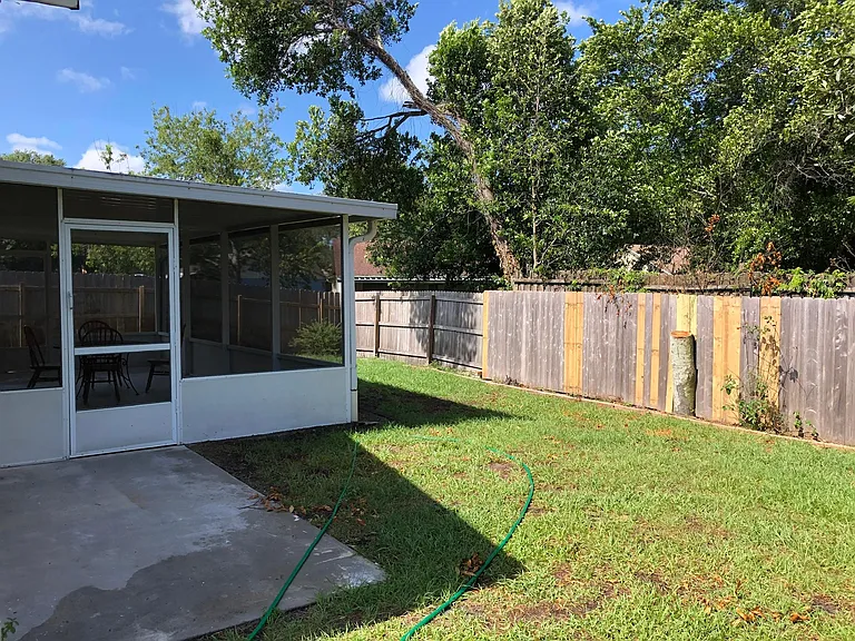 8522 Lazy River Dr — Photo 16