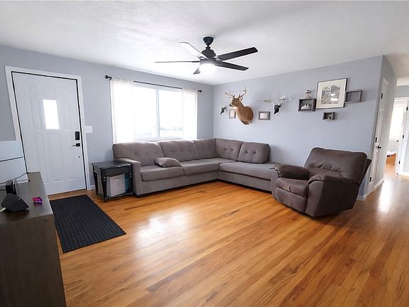 3rd image of 113 Lakeview Dr
