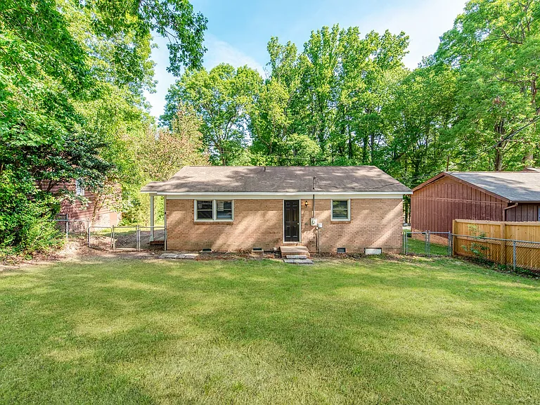 212 E Poplar St — Photo 17