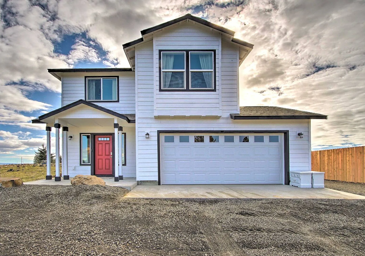 3 Bedroom 2 Bath House In Cle Elum With Great Amenities and Sweeping Views — Photo 2