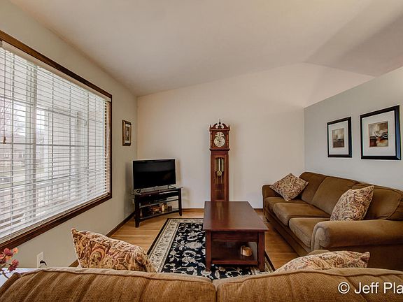 5th image of 663 Grand Woods Ct NE
