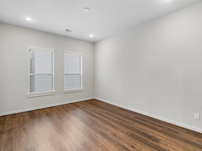 604 Thornton Oaks Ln #B — Photo 12