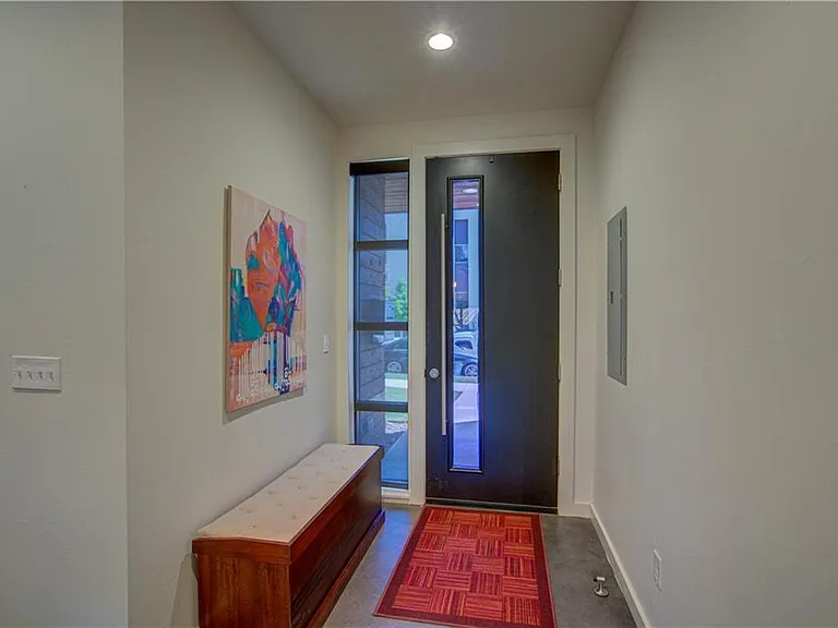 807 NW 9th St — Photo 2