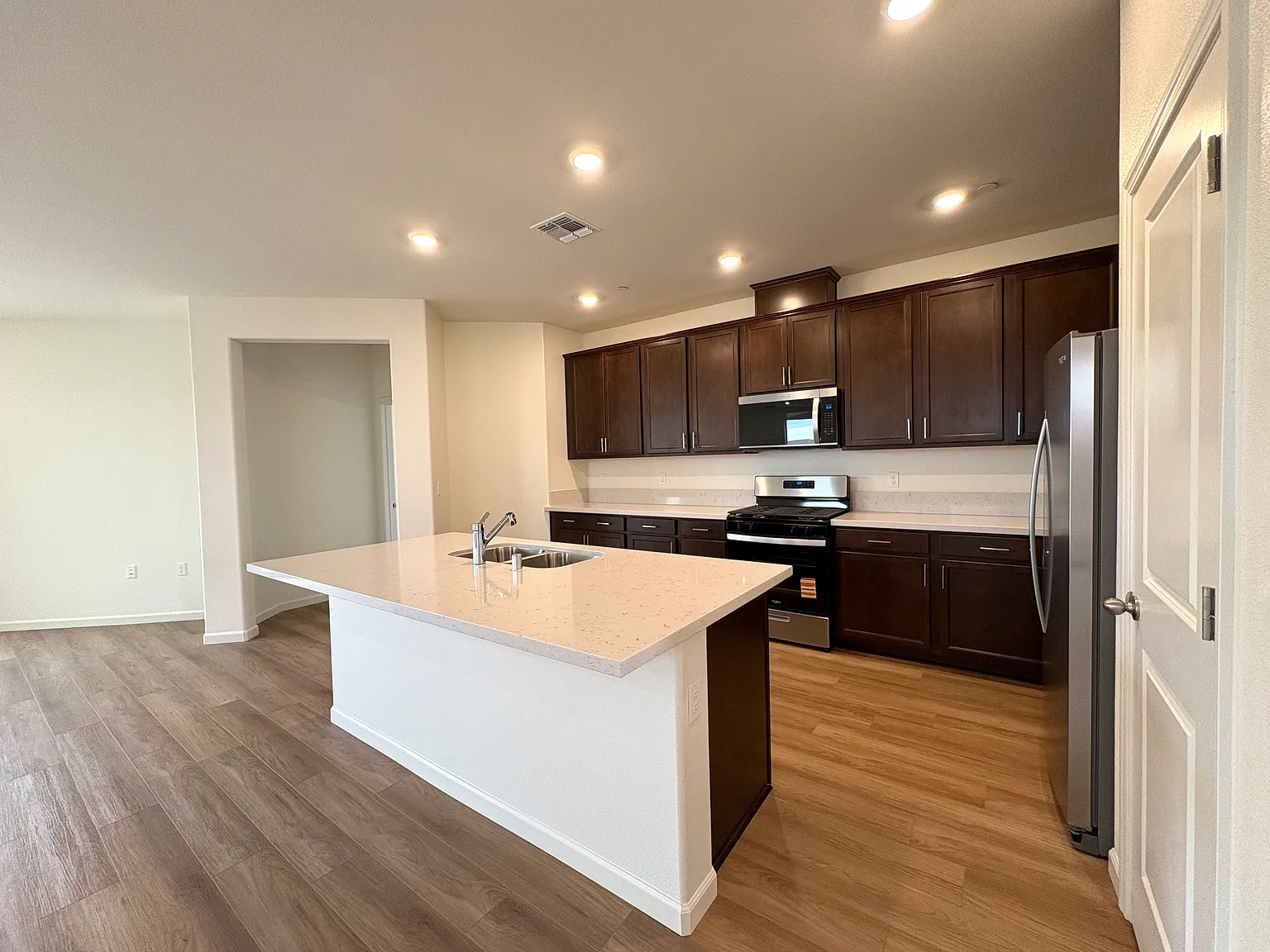 4 bed, 1711 sqft, $2,995 — Photo 4