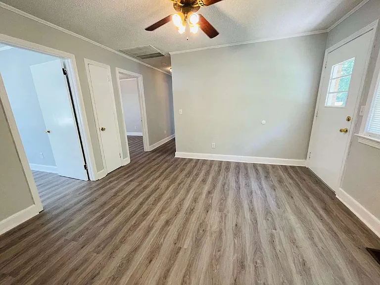 204 E James St — Photo 8