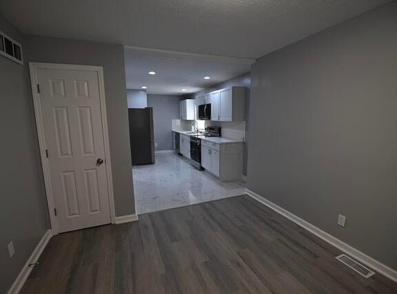 5th image of 370 S Oakley Ave