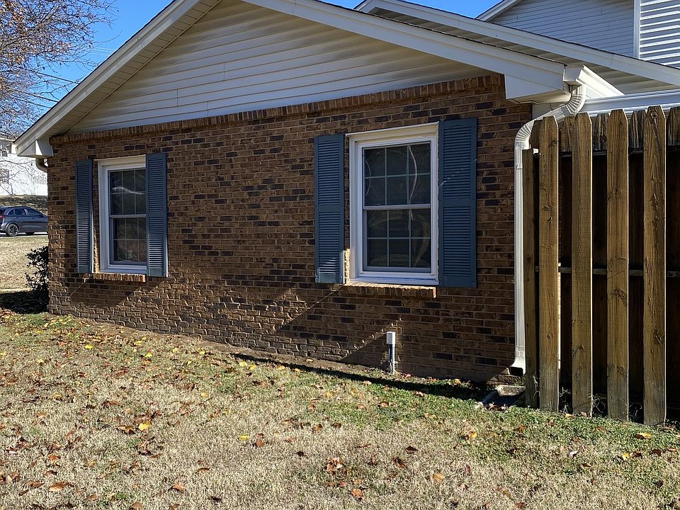 2nd image of 100 Lake Chateau Dr #100