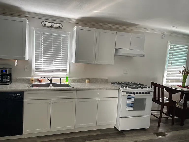 472 Washington Ave — Photo 4