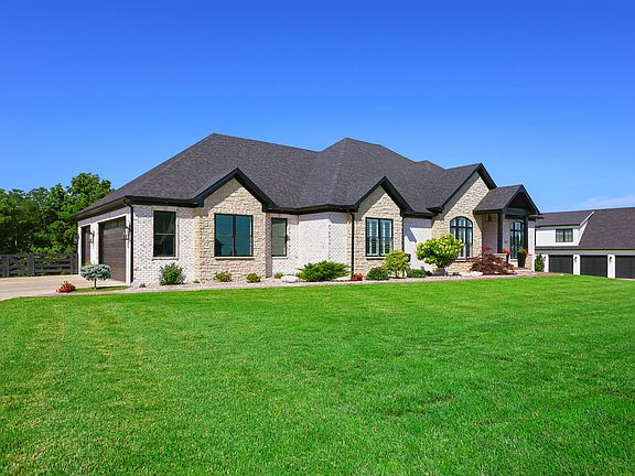 2nd image of 207 Grandview Trl