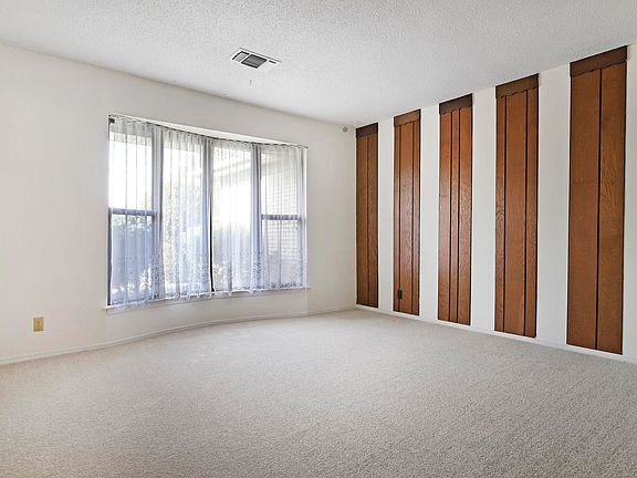 3rd image of 12028 Key West Dr NE