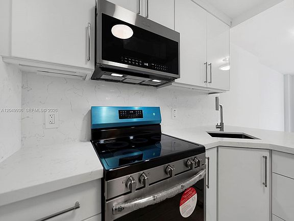 4th image of 401 Ocean Dr APT 403