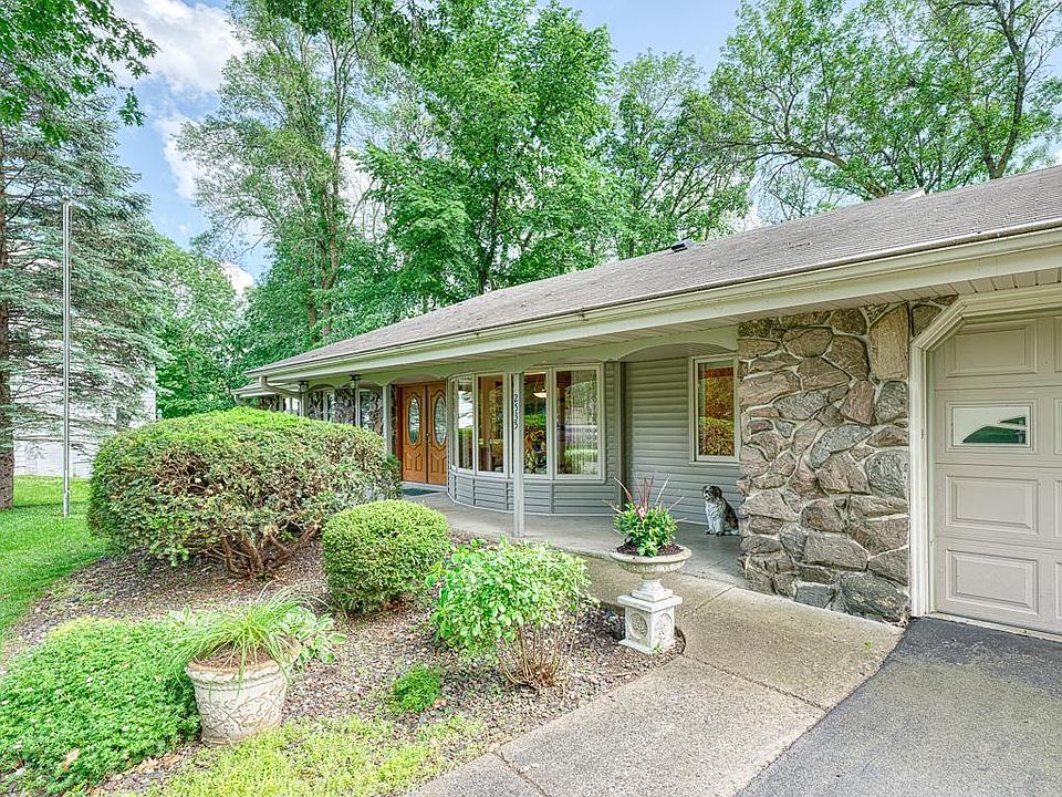 1st image of 2535 Queensland Ln N