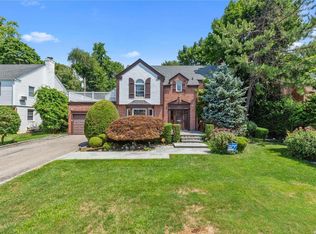 9 Robin Way, Great Neck, NY 11021