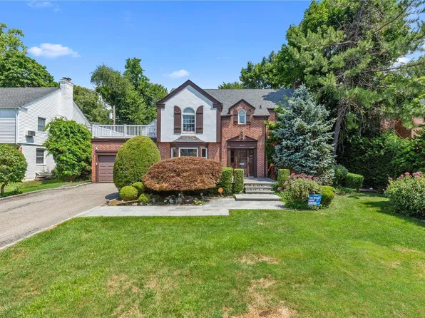 9 Robin Way, Great Neck, NY 11021