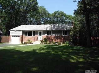 12 Pinewood Dr, Huntington, NY 11743